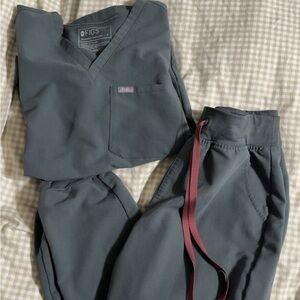 Figs Bonsai Scrub Set with Maroon Tie